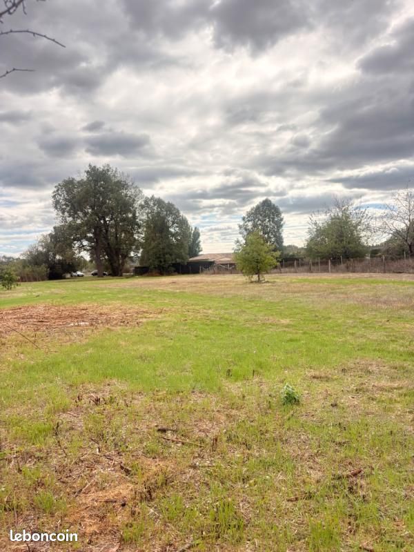 Terrain 800 m² · à Saint-Médard-de-Guizières · 45 000 €