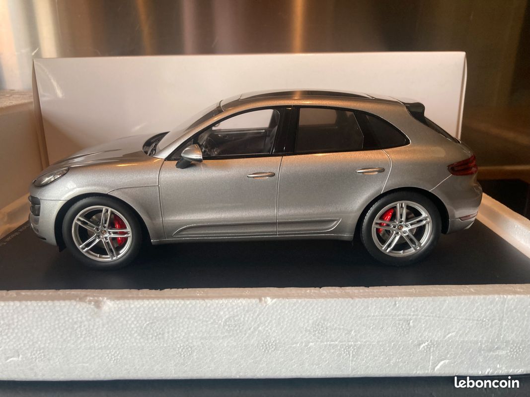 Porsche Macan Turbo silver 1/18 Spark (image 2)