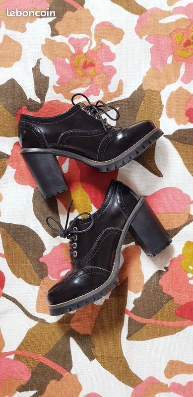Chaussures BCBGeneration - Taille US 7 (femme) - Style Open Toe - Neuf Sans Emballage