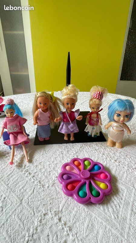 Petites poupées et véhicules mini barbie le lot (image 2)