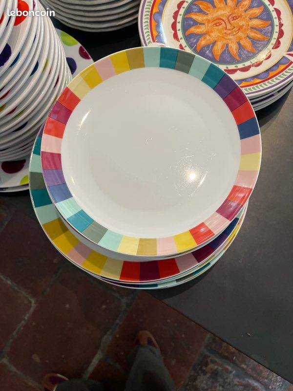 A vendre 7 assiettes de chez Habitat Bistro on Gens de Confiance