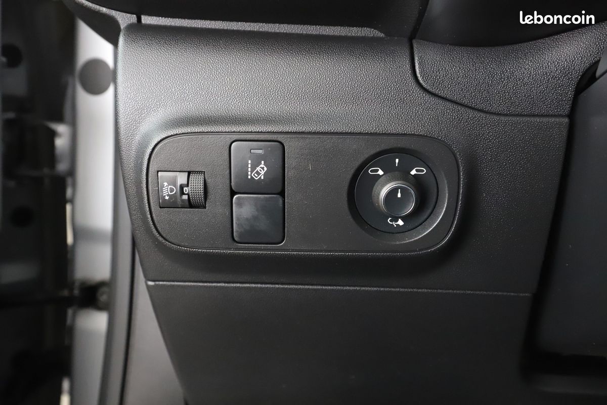 Citroen C3 1.2 PureTech Shine EAT6 110 ch (image 27)