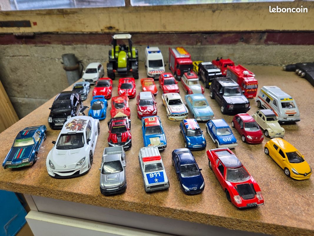 LOT DE VOITURES miniatures en métal Majorette. EUR 15,00 - FR
