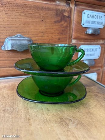 Lot De Tasses à Thé En Verre Vert Vereco - Vintage - Tasses + Soucoupes