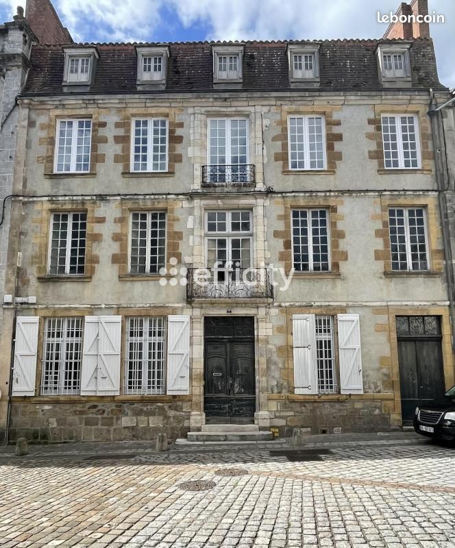 Maison 12 pièces 495 m² · à Confolens · 495 m² · 241 000 €