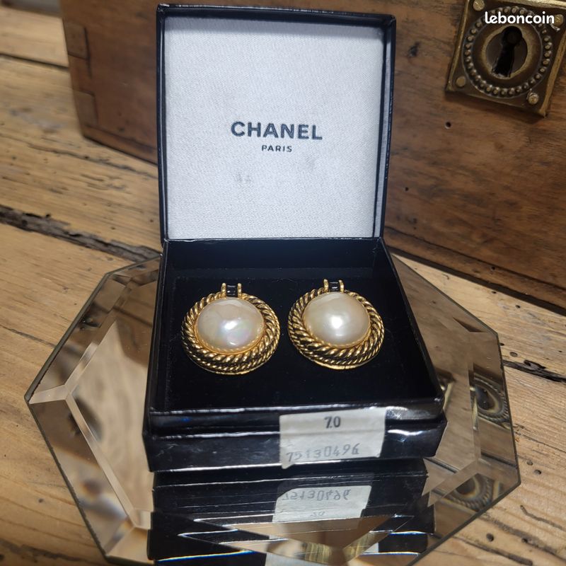 Boucles D’oreilles Clips Vintage – Bouton Bleu Nacré – Sans Marque – Bon état