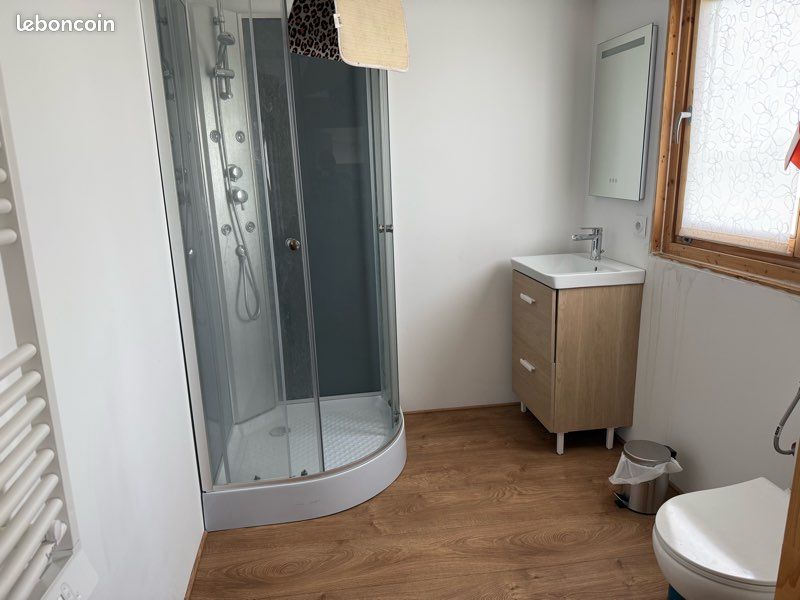 Maison style chalet en bois avec piscine (image 12)