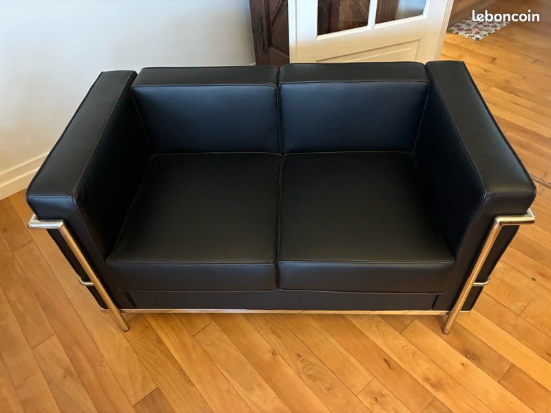 Salon design similiCuir Noir type LC 2 - acier chromé - 1 canapé et 1 fauteuil (image 1)