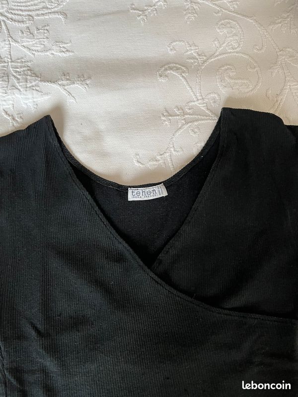 T- shirt noir très féminin TEHEN encolure et bas asymétriques (image 6)