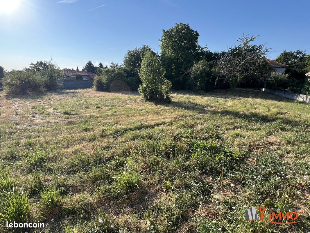 Terrain 1035 m² · à Montbrison · 1 035 m² · 109 900 €