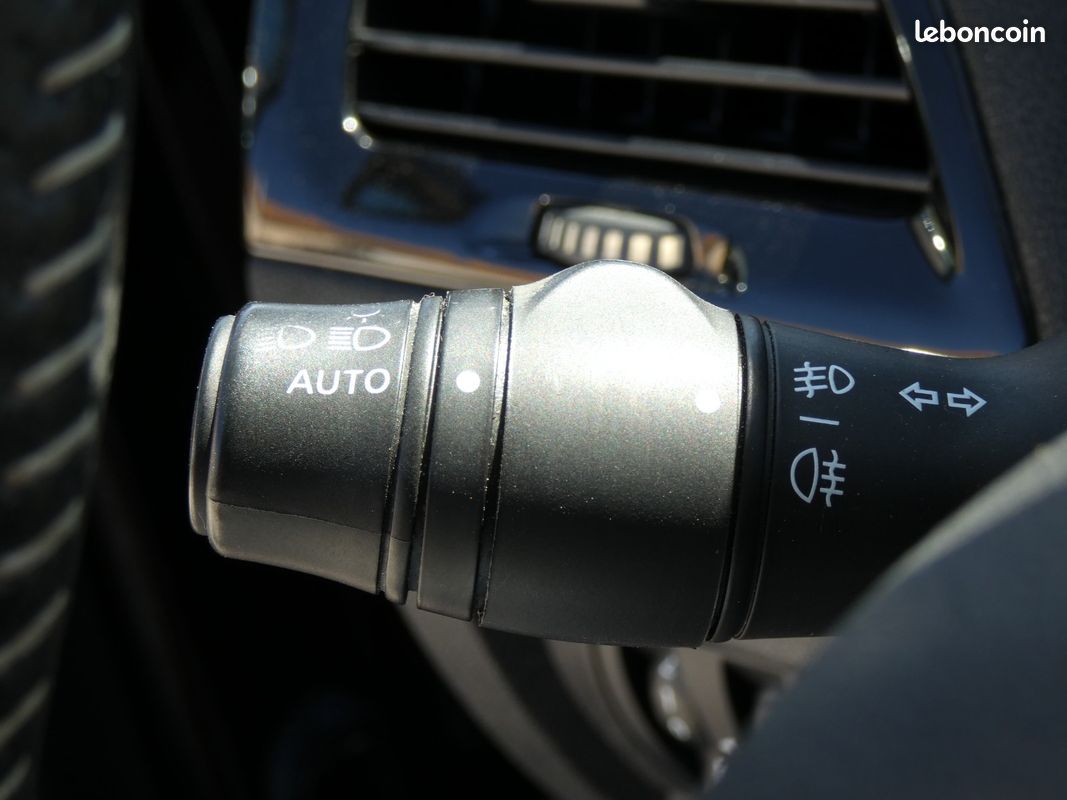RENAULT MEGANE III BERLINE dCi 110 FAP Energy eco2 Bose (image 26)