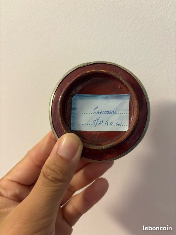 Petit pot vintage en métal et émail rouge – ancien pot à épices (image 5)
