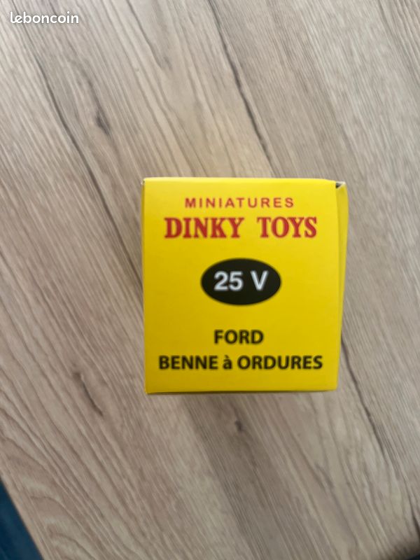 A French Dinky Toys No. 25-0 Ford milk truck, boxed with ten milk churns (some paint chips, box lid A French Dinky Toys No. 25-0 Ford milk truck, boxed with ten milk churns (some paint chips, box lid