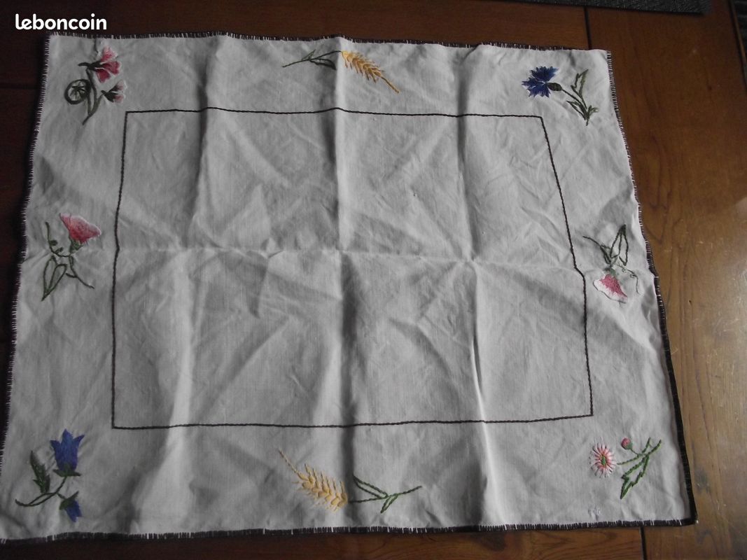 LINGE ANCIEN ( napperon brodé ) / - Linge de maison