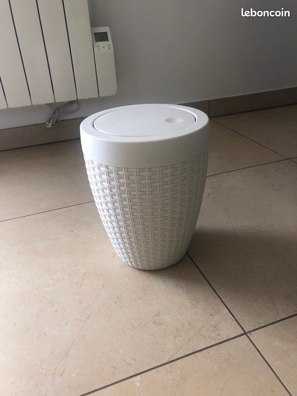Une poubelle pour salle de bain en plastique (image 1)