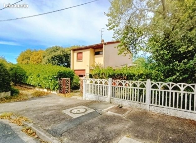 Maison individuelle 4-5p 80m2 + immense garage env. 30m2 et sa mezzanine d'env. 8 m2 + terrain env. 600m2 + abri ciment env. 3 m2 + 2 larges portails voiture sur 2 rues différentes à Villenave d'Ornon