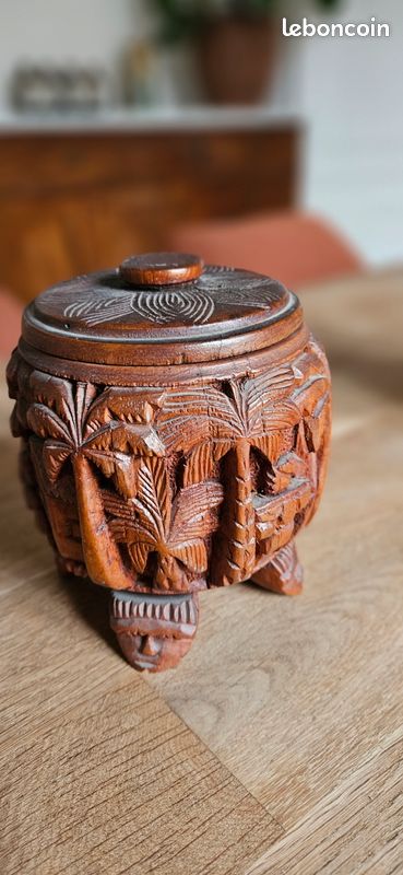 Boîte à tabac en bois sculptée Madagascar (image 1)