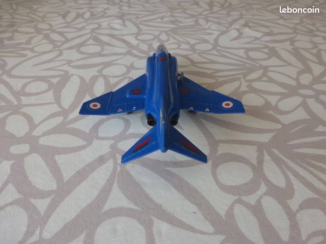 Dinky Toys avion 725 F-4k Phantom II Chasseur Royal Navy Meccano GB + Bombe Chasseur de la Royal Navy, proposé de 1972 à 1977, fini en bleu. Le train d'atterrissage est rétractable (image 3)