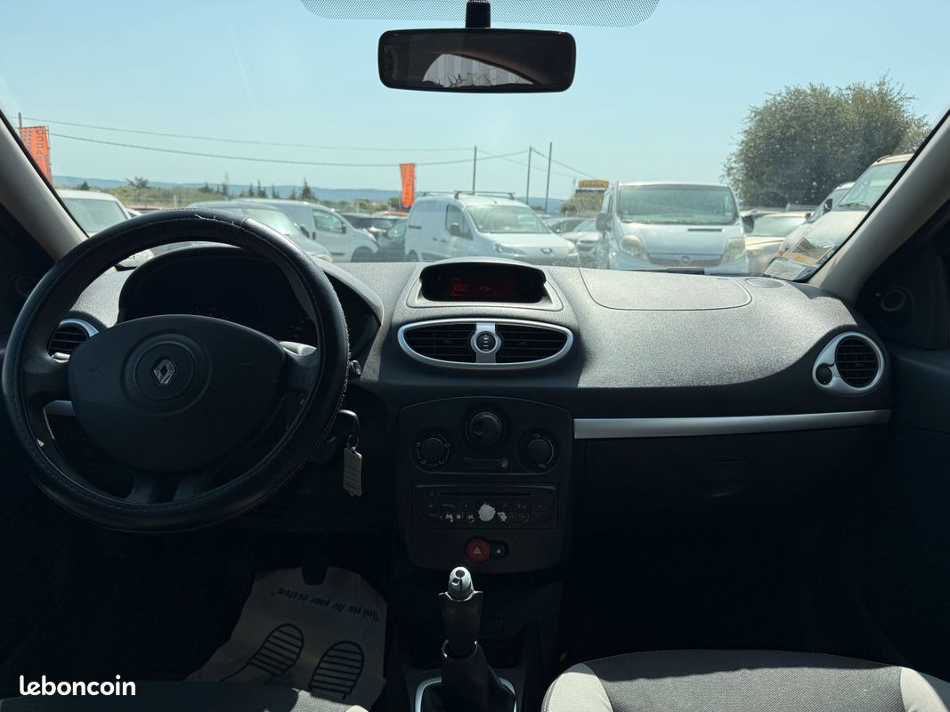 RENAULT Clio III Phase II 1.2 16v 75ch Access 5p (image 3)