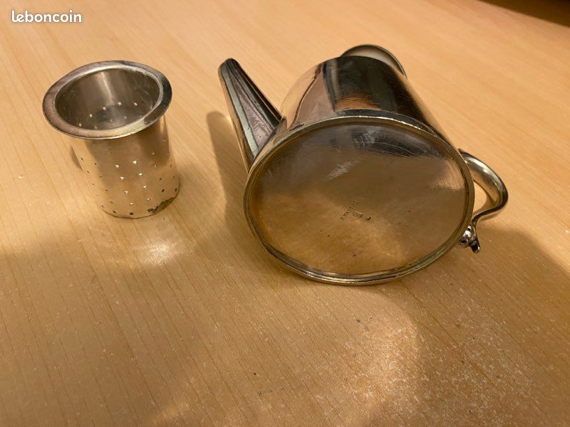 Théière Miniature 1/12 Avec Plateau Et 4 Tasses – Accessoire Métallique Pour Maison De Poupée – Déco élégante Pour Salle à Manger Ou Cuisine – Dès 14 Ans