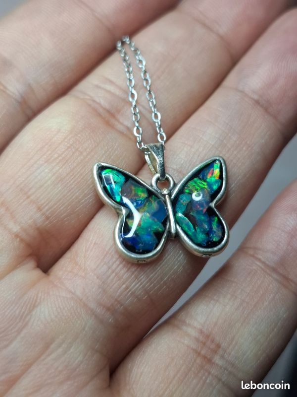 Pendentif Papillon En Verre Opale Mauve/Blanc Avec Collier Ras-de-Cou Noir