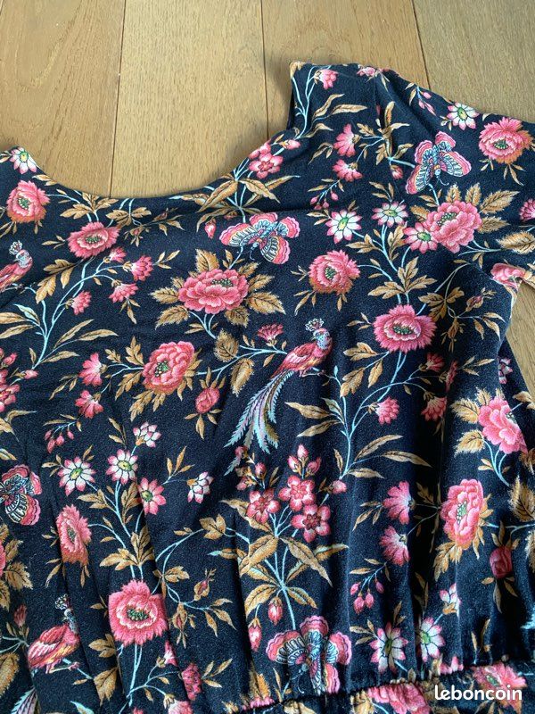 Robe noire à motifs fleuris dos nu (image 2)