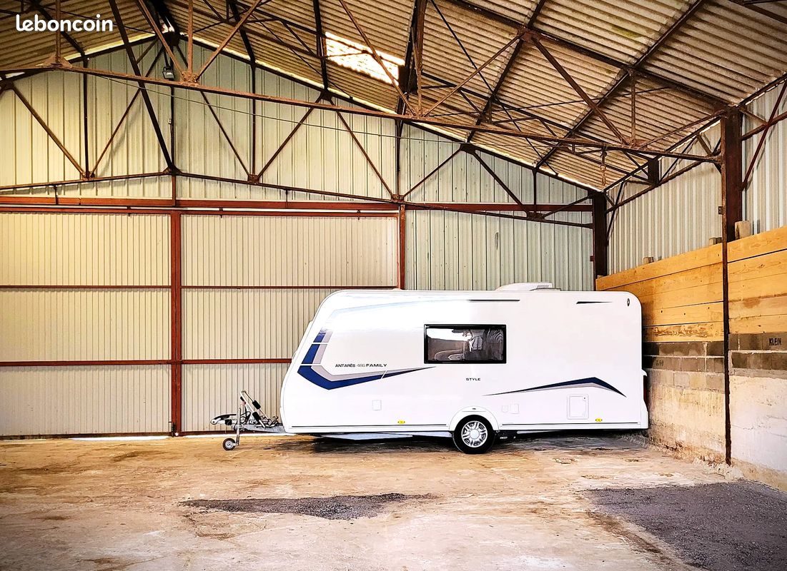 Loue des emplacements pour hivernage ou stationnement longue-durée de caravane, camping-car, remorque, bateau, van, voiture, 