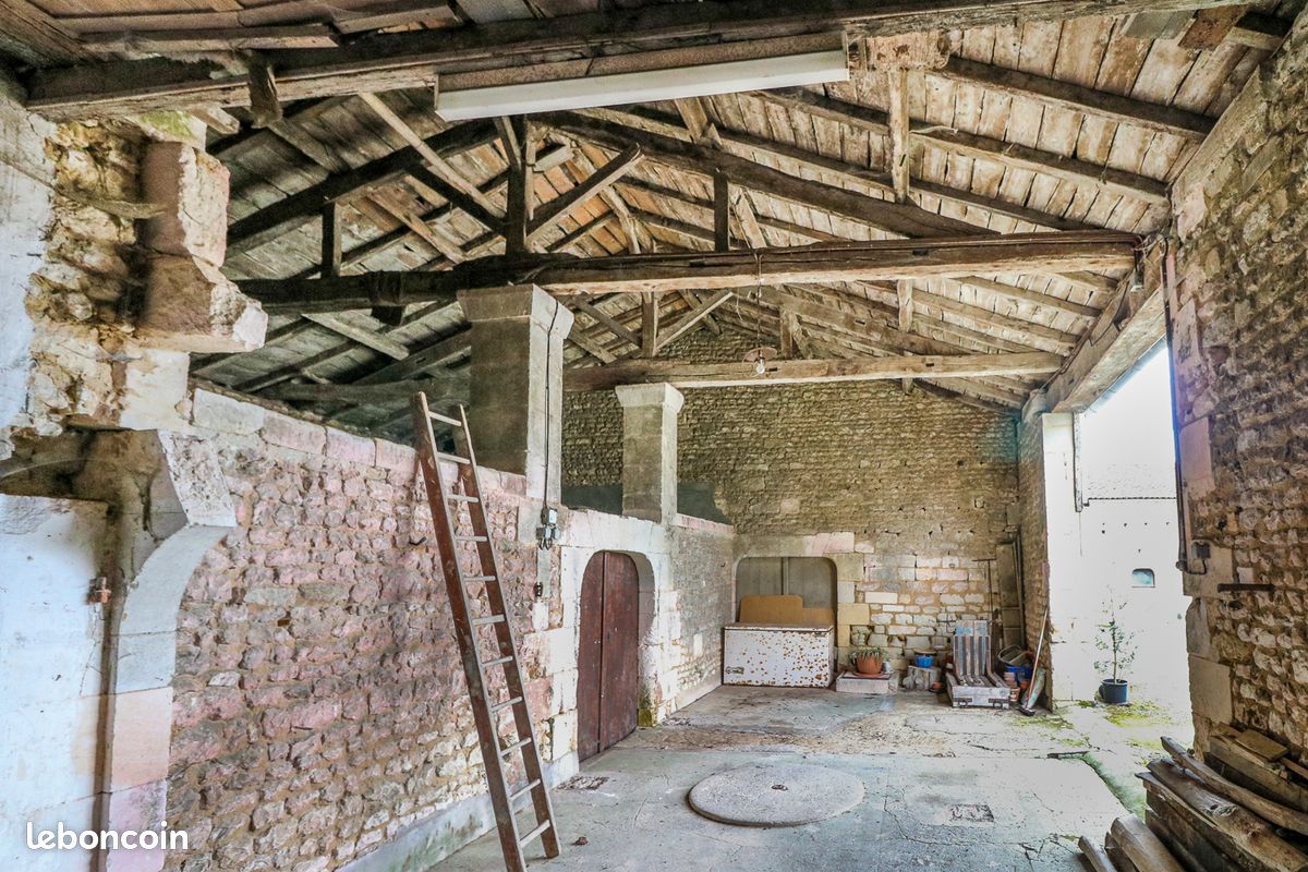 Longère 10 pièces 280 m² - Saintes 17100 (image principale 9)