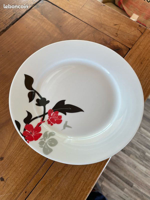 Service à vaisselle, fleurs rouge et noir (image 4)