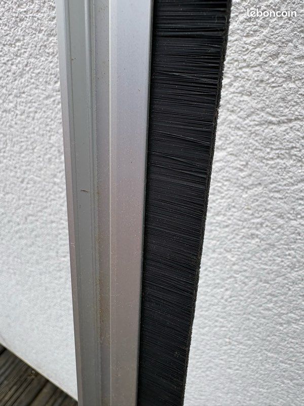 Bas de porte avec brosse d’étanchéité anti-courant d’air neuf (image 2)