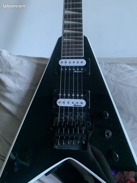 Jackson V, Boss mt-2 et wha Cry baby, ampli peavey... (image 1)