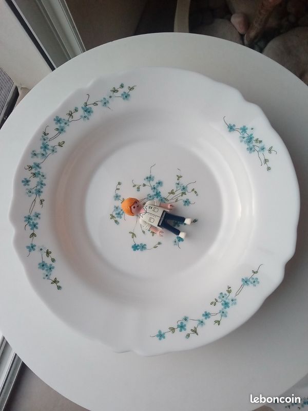 Plat Rond Arcopal Veronica Myosotis – 29 Cm – Verre Blanc Vintage 1970