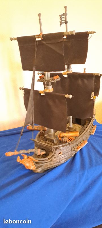 Bateau pirates des caraïbes - Voile rouge - Refuge Du Pirate
