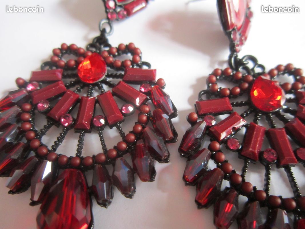 Divers boucles rouges pendantes (image 2)