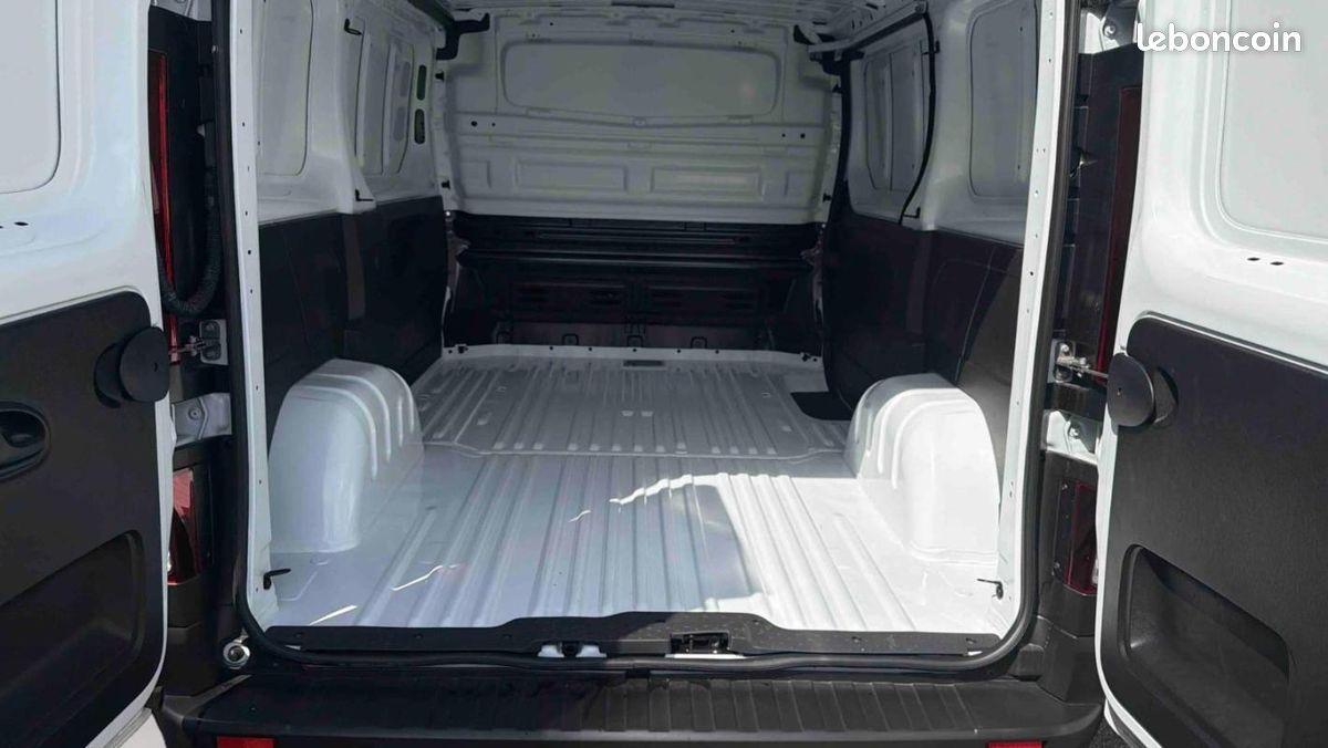 Renault Trafic E-TECH ELECTRIQUE FOURGON FGN L1H1 3T AC22 ADVANCE (image 5)
