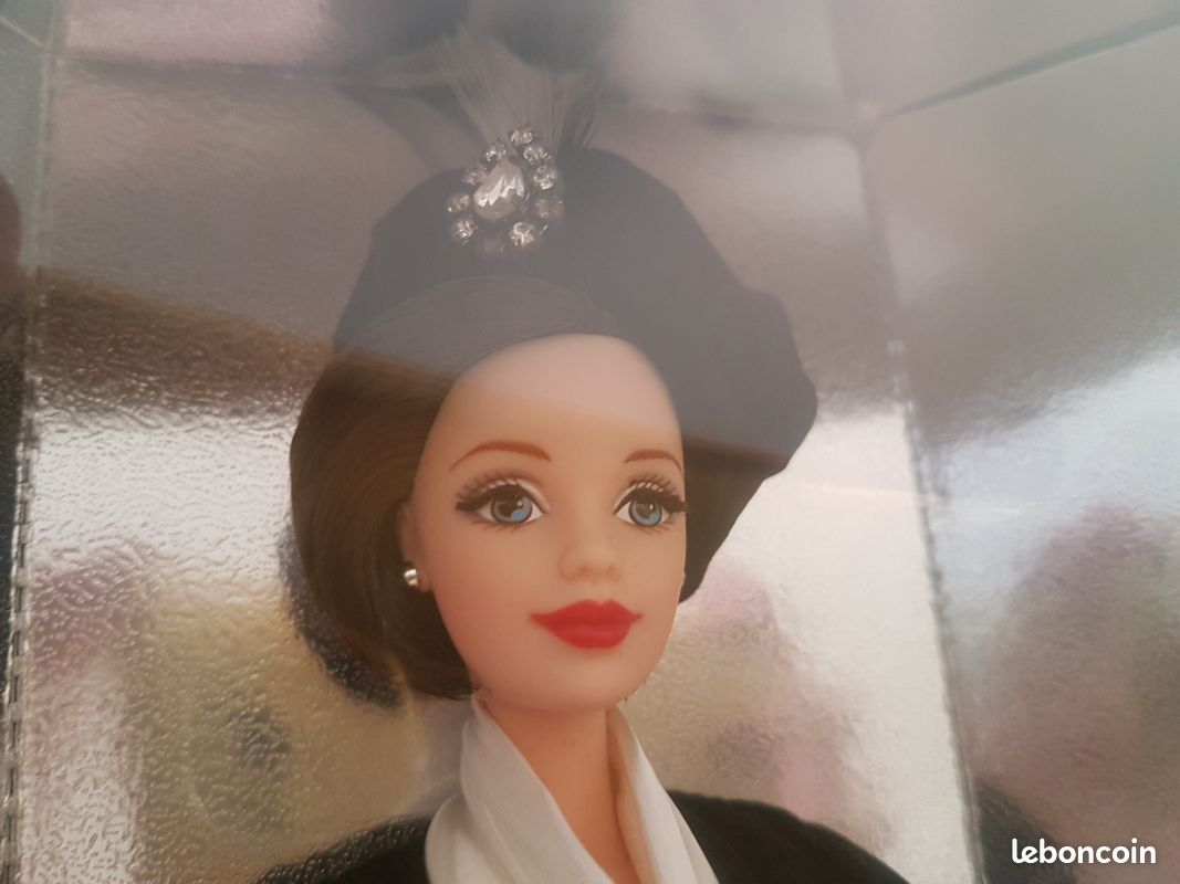 RARE BARBIE  RENAISSANCE FAIRE  , CONVENTION PARIS de 2011. NEUVE EN