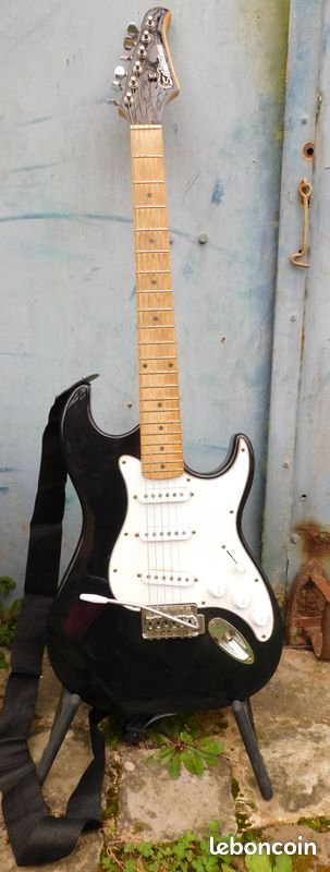 Guitare électrique de marque Silvertone de type stratocaster (image 1)