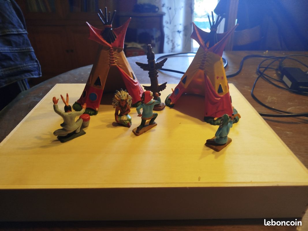 FIGURINE STARLUX - LES INDIENS - CHEF INDIEN ASSIS : COIFFE ROUGE