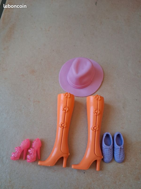 Lot de vêtements et accessoires Barbies (image 4)
