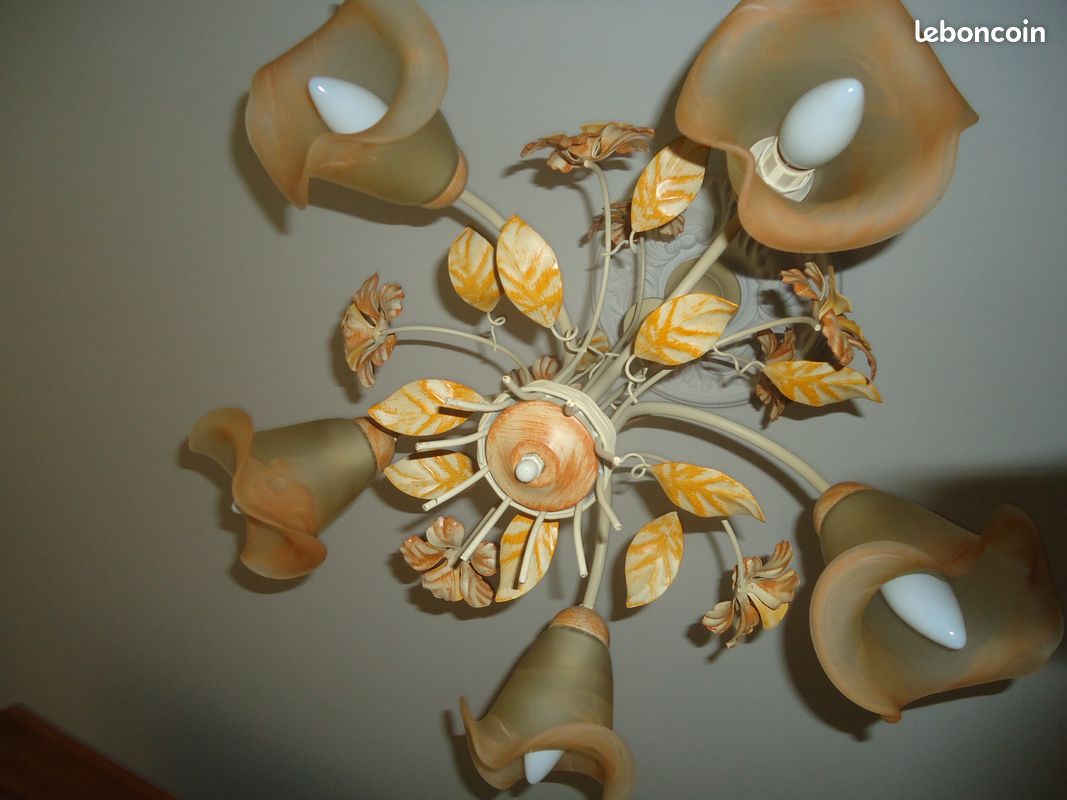 Lustre à feuilles dorées et fleurs blanches En vente sur