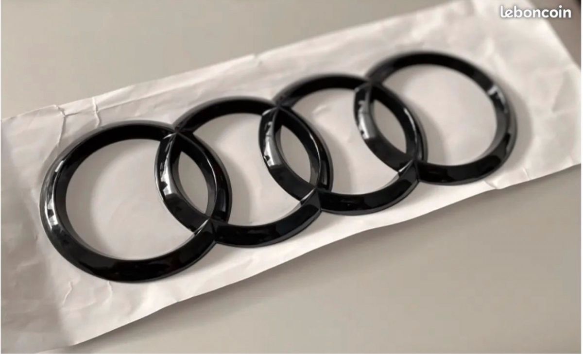 Emblème Audi S1 arrière noir brillant