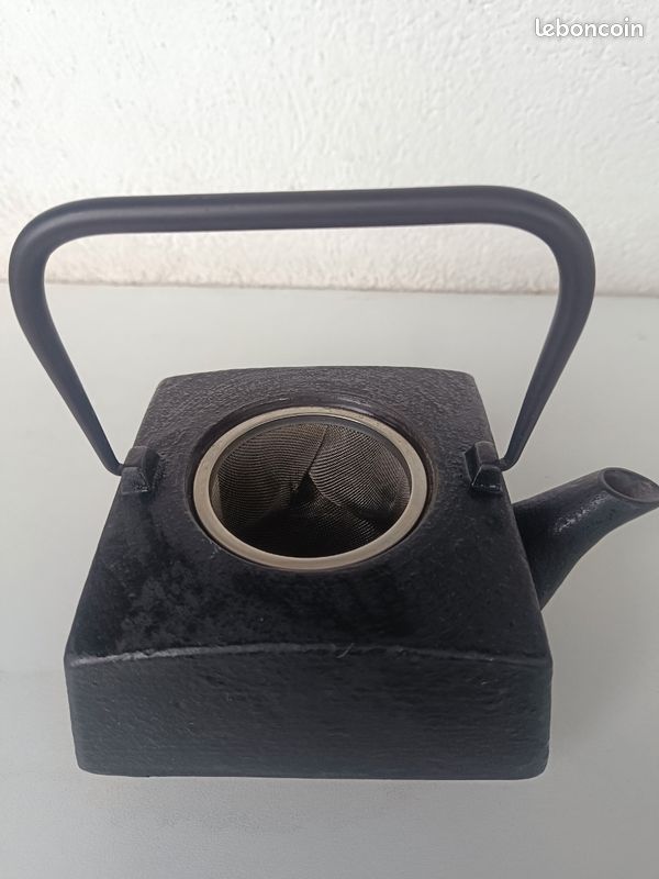 Théière japonaise rouge en fonte 1 litre