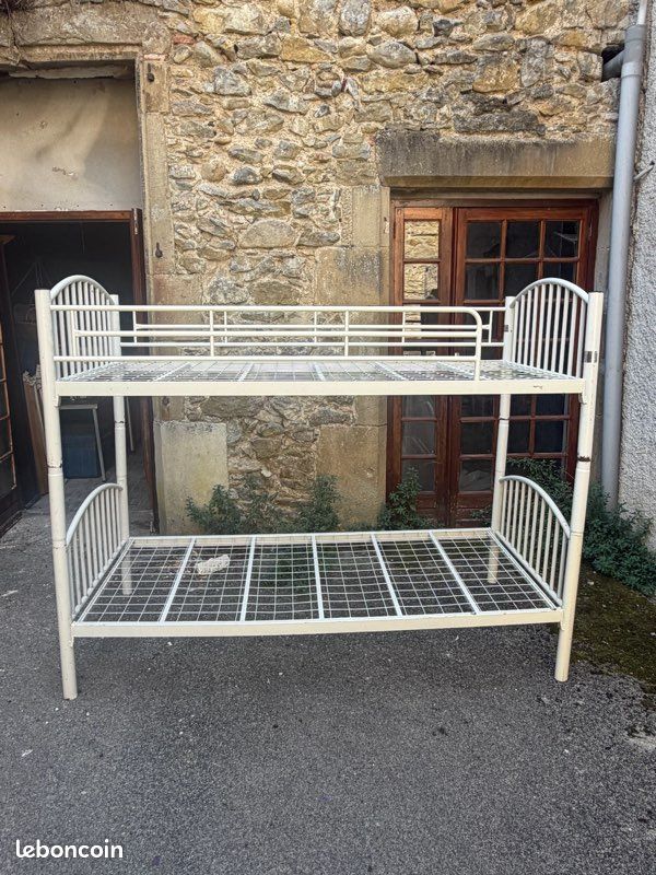 Lit superposé blanc en fer avec matelas (image 1)