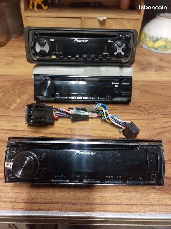 Vends autoradio / façades détachables pioneer / jvc (image 1)