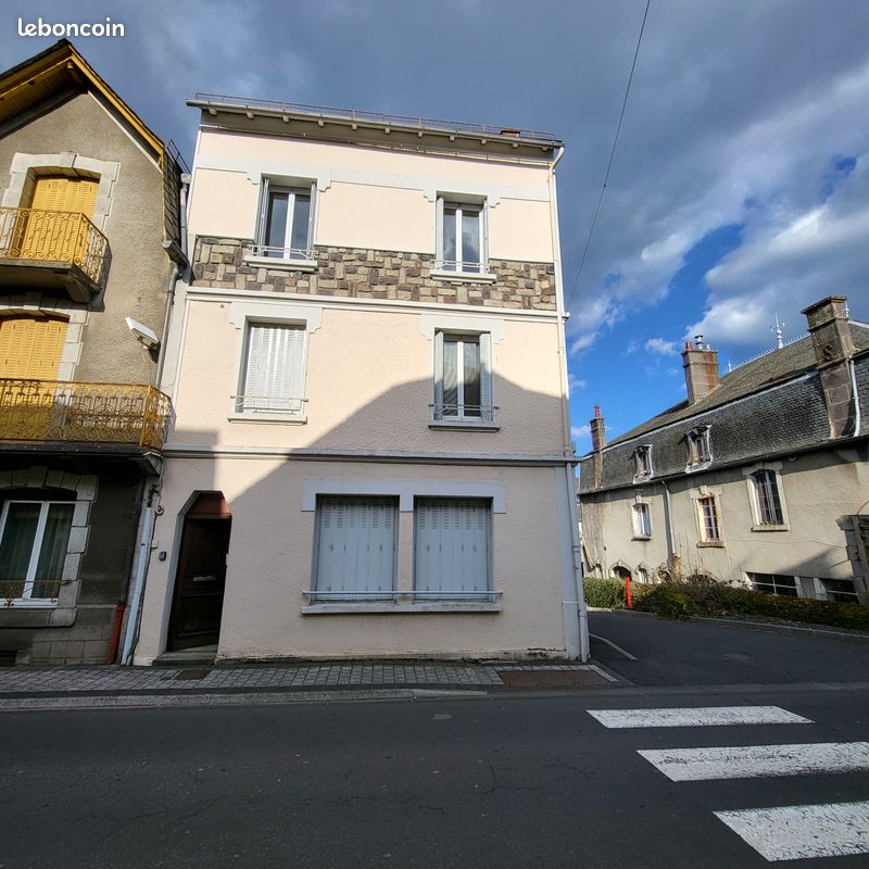 Appartement 3 pièces 56 m² · à Riom-Ès-Montagnes · 56 m² · 45 000 €