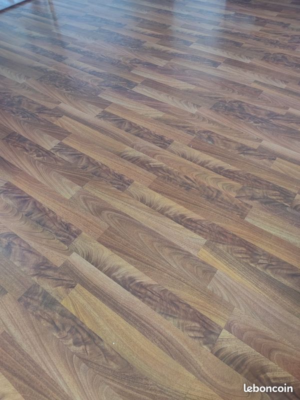 25-30 m2 de Parquet stratifié bonne qualité avec feutrine sous plancher (image 2)
