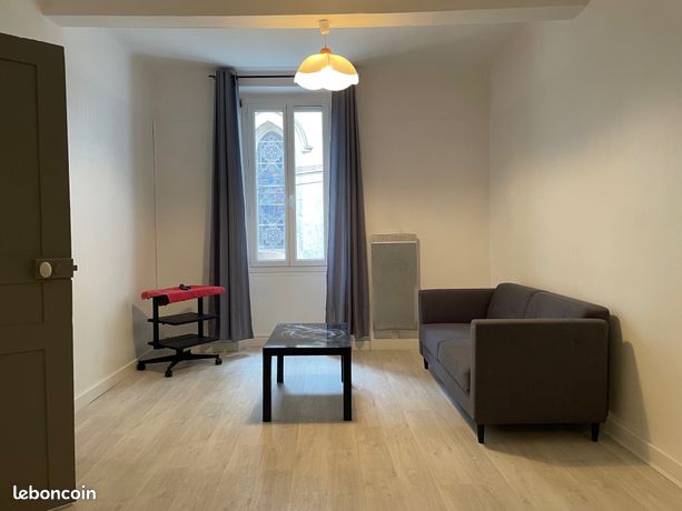 À louer Gonfaron grand studio meublé de 43m² 500+30 de charges