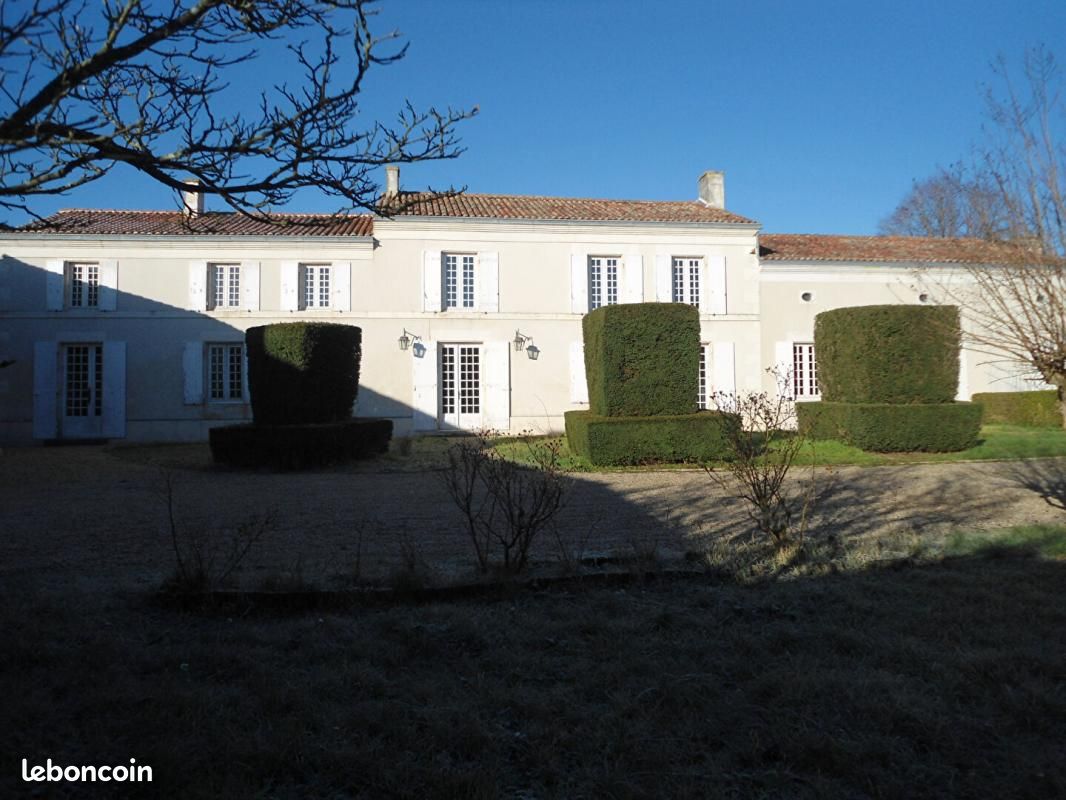 Propriété 11 pièces 320 m² - Saint-Georges-du-Bois 17700 (image principale 0)