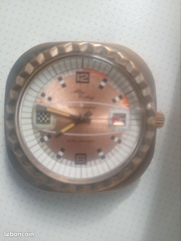 Montre de plongée des années 1980 . Mouvement mécanique fonctionnel , la montre fonctionne. 
Beau cadran 
Diamètre du boîtier 42mm x 42mm, angles arrondis. Boîtier chromé en bon état (image 1)