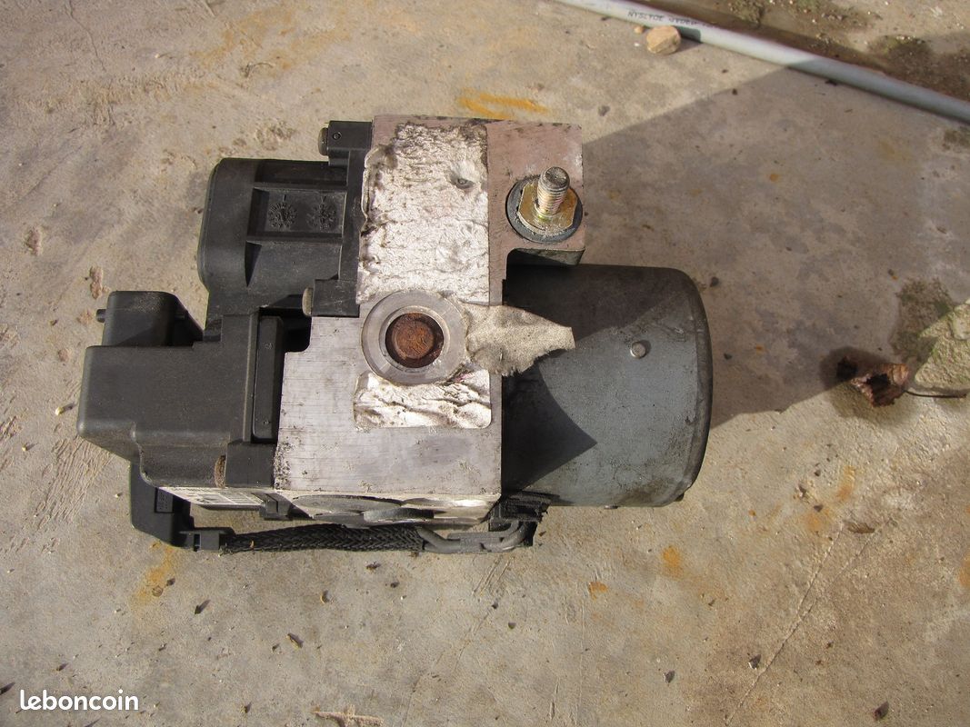 Boitier abs 306 1.8 16v 112 ch (image 2)